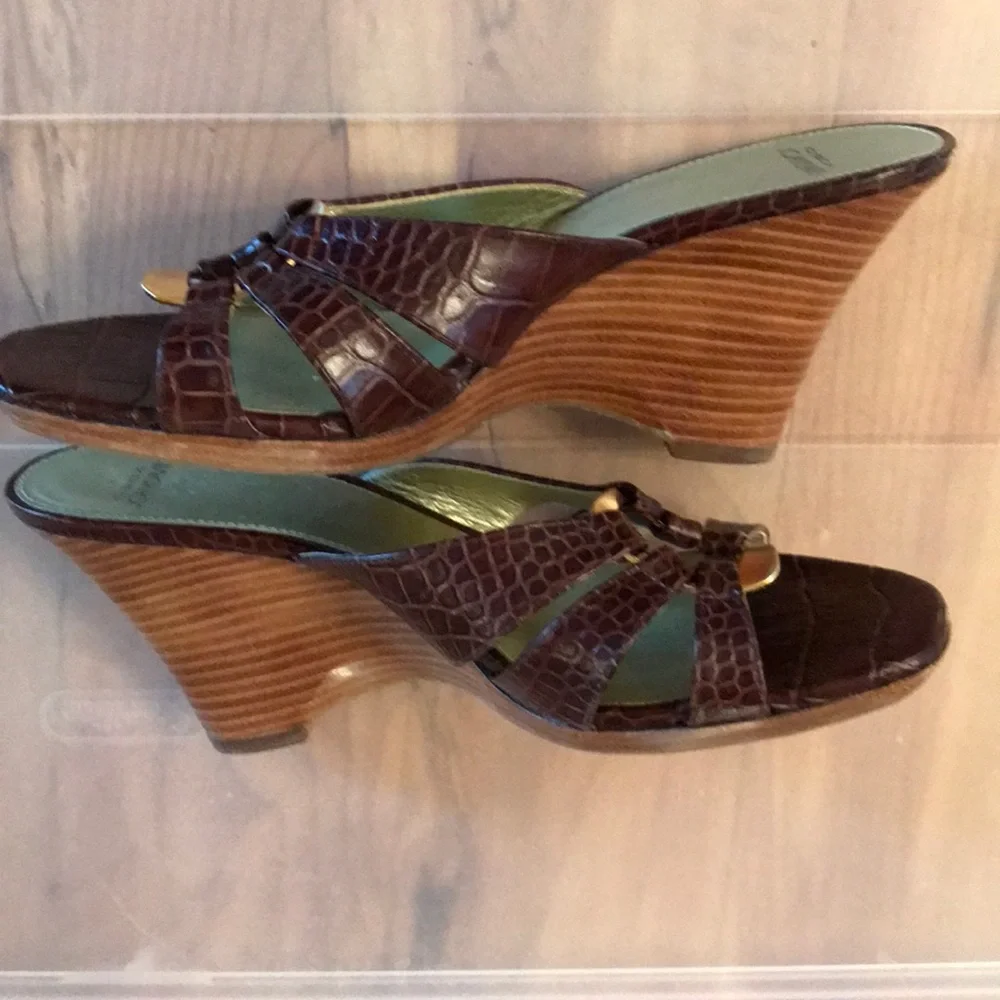 Circa Joan & David Jindra croc slides 3.6” wedge strap heels sandals gold ring
